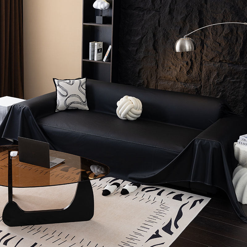 Jeté de canapé en simili cuir Noir onyx, posé et drapé sur un canapé