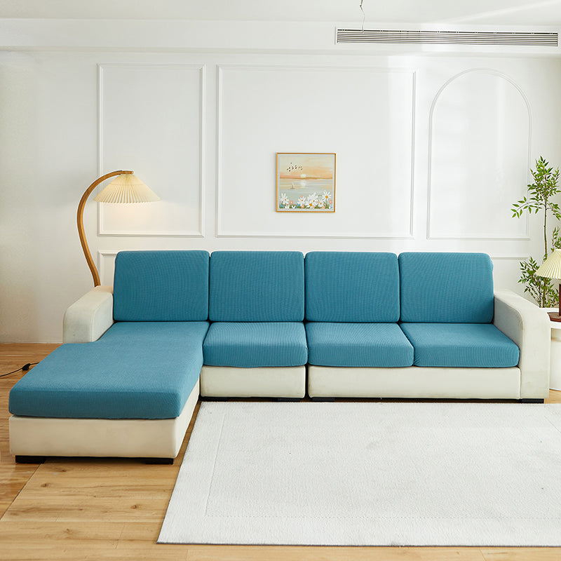 Housse de coussin de canapé déperlante, Bleu pétrole, posée sur les coussins d'assise et de dossier d'un canapé