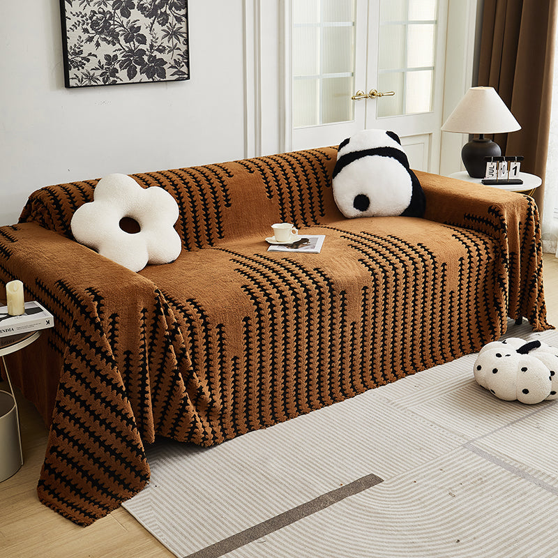Jeté de canapé chenille Marron bouclettes, posé et drapé sur un canapé