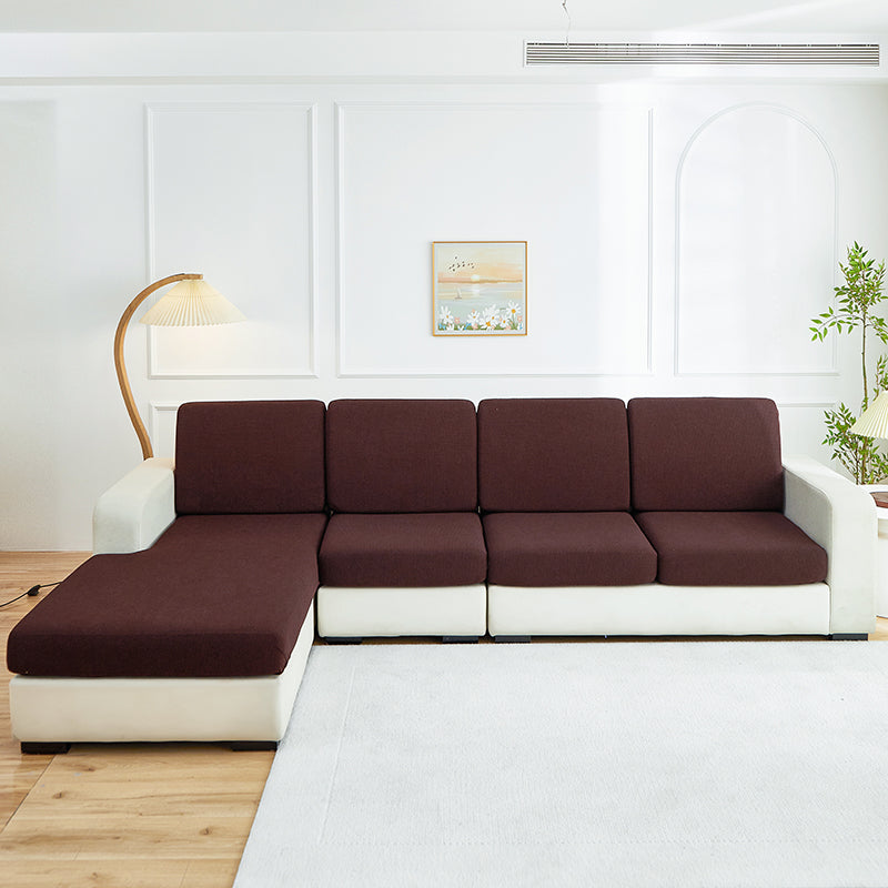 Housse de coussin de canapé déperlante, Chocolat, posée sur les coussins d'assise et de dossier d'un canapé