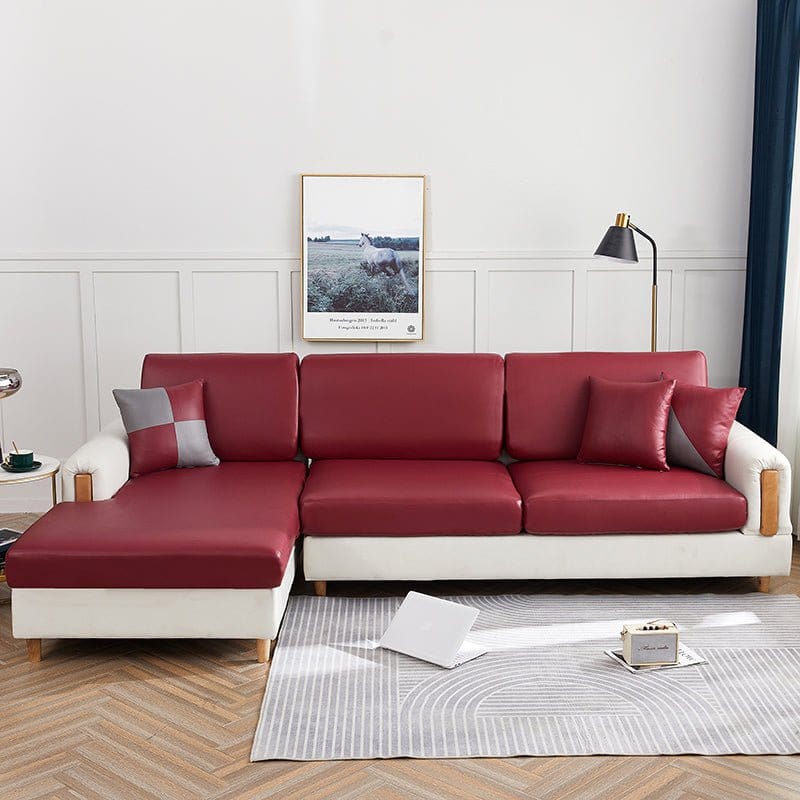 Housse de coussin de canapé en simili cuir, Grenat, posée sur les coussins d'assise et de dossier d'un canapé
