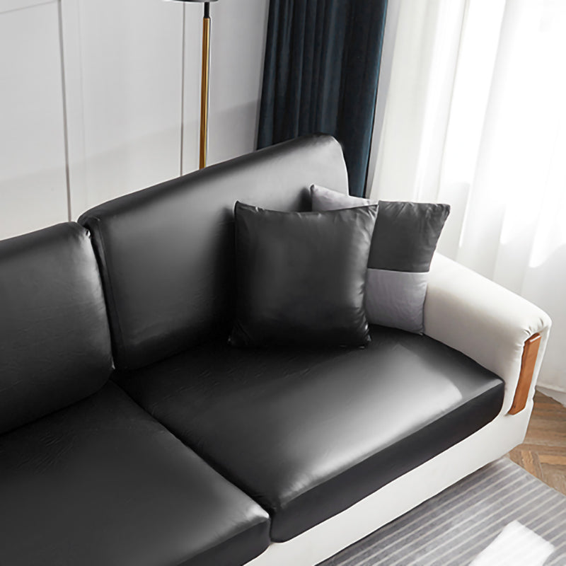 Housse de coussin en simili cuir 40×40, à l'unité, Noir onyx, posée sur un canapé