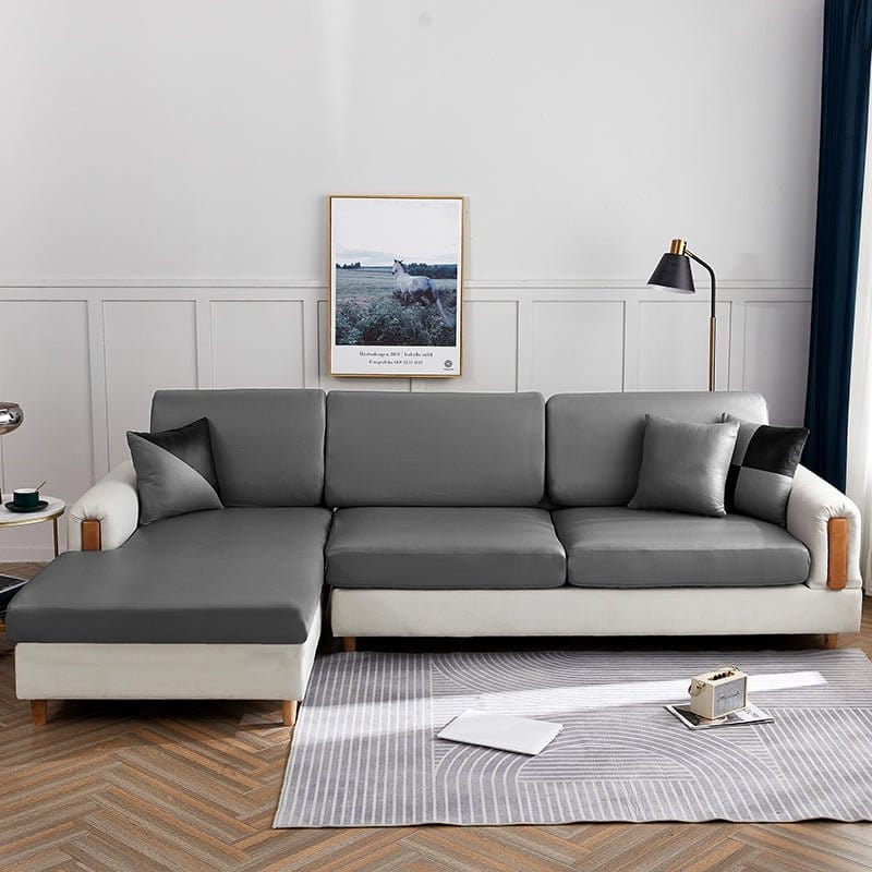 Housse de coussin de canapé en simili cuir, Gris galet, posée sur les coussins d'assise et de dossier d'un canapé