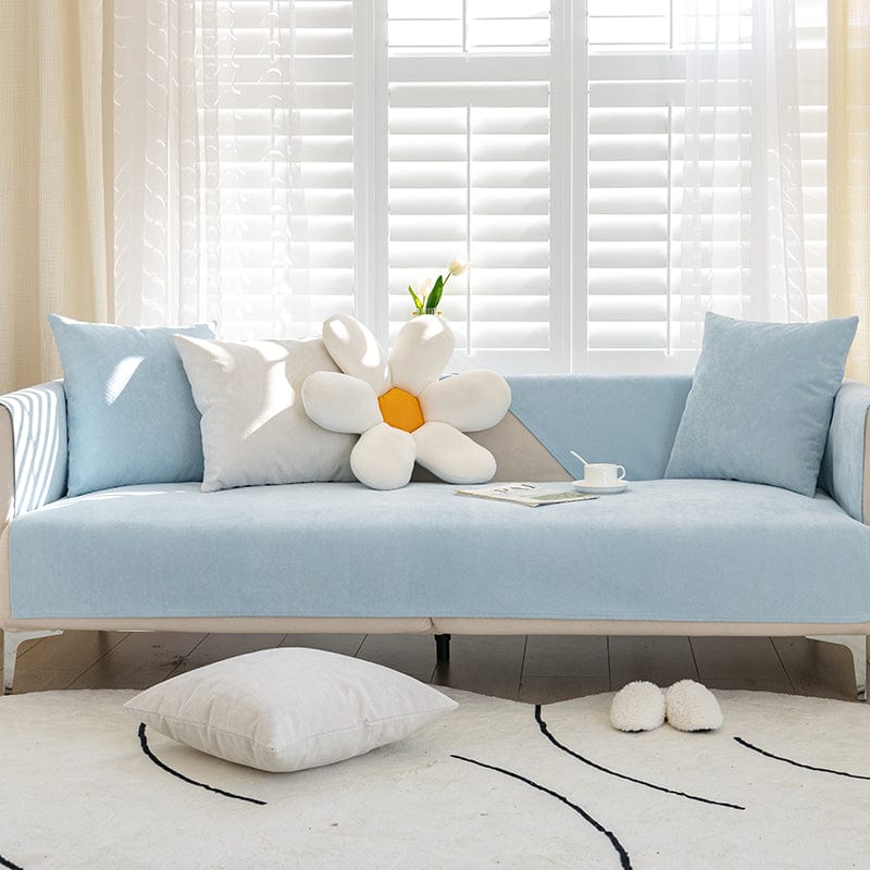 Housse de canapé EasyCover ImperFlex, Bleu ciel velouté, posée sur un canapé