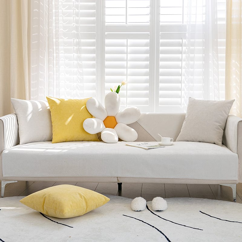 Housse de canapé EasyCover ImperFlex, Blanc velouté, posée sur un canapé
