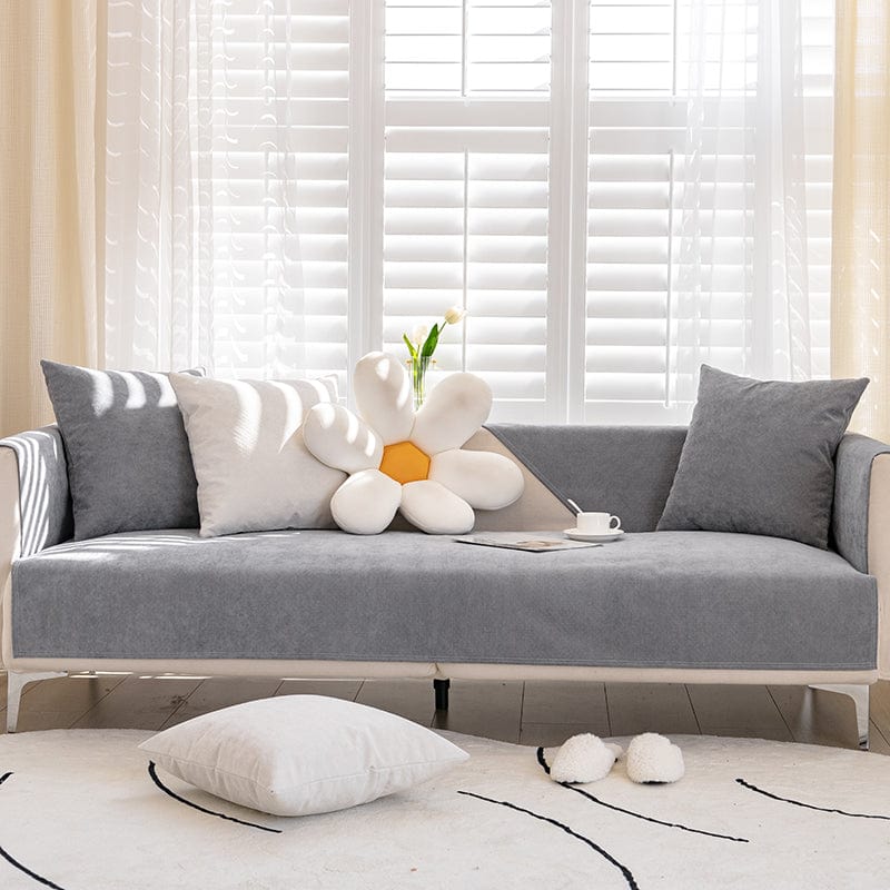 Housse de canapé EasyCover ImperFlex, Gris velouté, posée sur un canapé