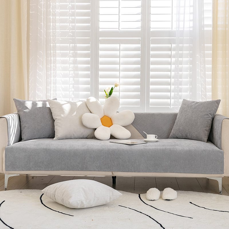 Housse de canapé EasyCover ImperFlex, Gris clair velouté, posée sur un canapé