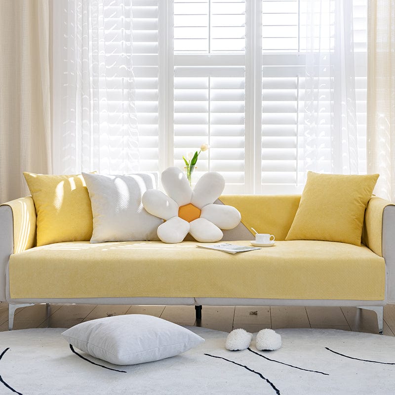 Housse de canapé EasyCover ImperFlex, Jaune velouté, posée sur un canapé