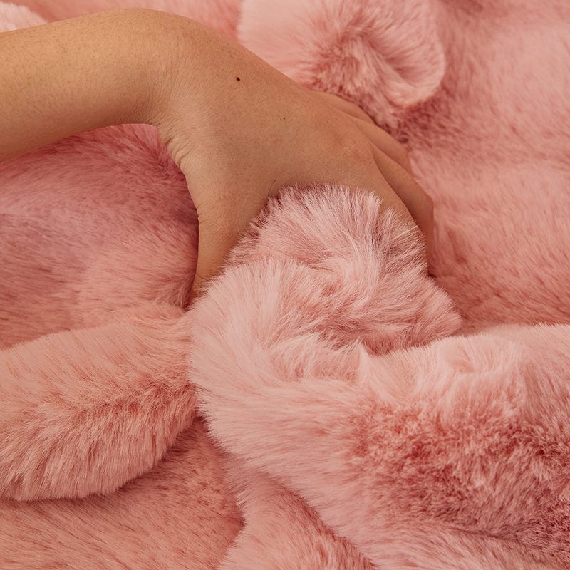 Housse canapé Rose - Housse de Canapé Antidérapante Luxe en Fausse Fourrure Molletonnée La Maison des Housses