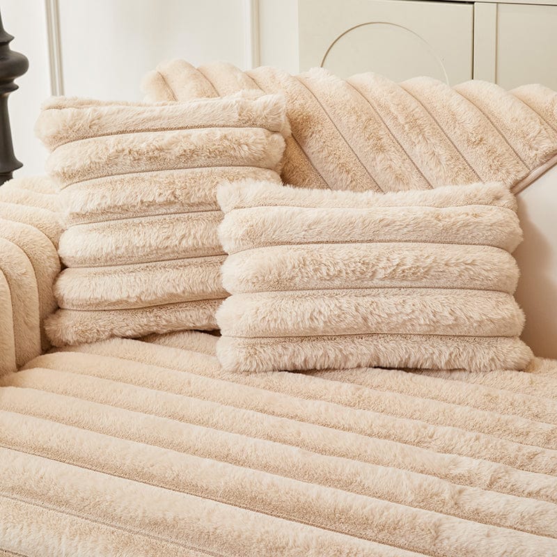 Housse de coussin EasyCover fausse fourrure 45×45, à l'unité, Beige bandes, posée sur un canapé