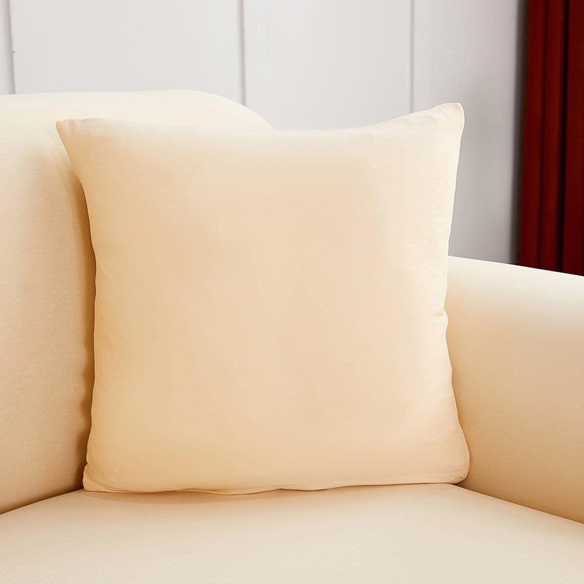 Housses de coussin extensibles 45×45, lot de 2, Beige, posée sur un canapé