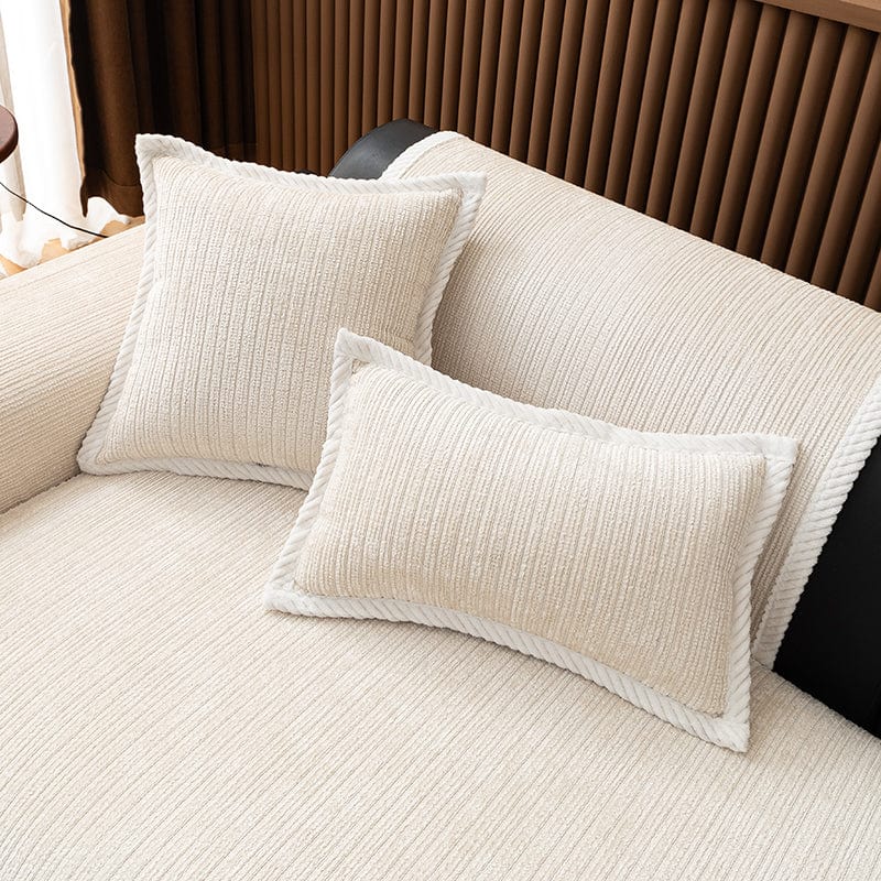Housse de coussin EasyCover chenille côtelé 45×45, à l'unité, Beige clair côtelé, posée sur un canapé