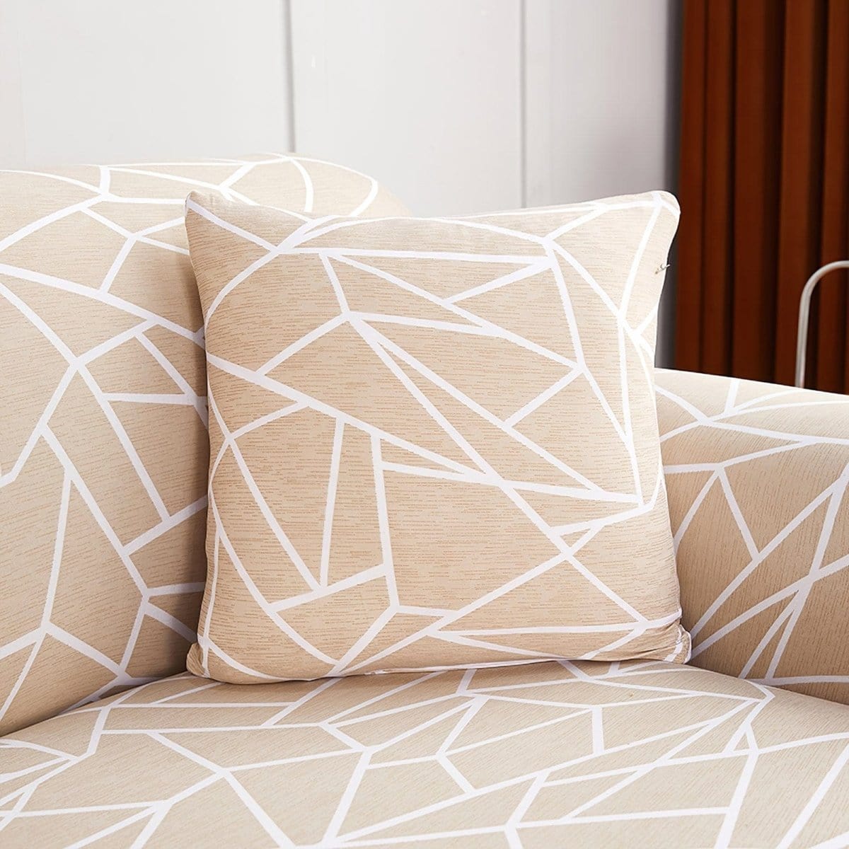 Housses de coussin extensibles 45×45, lot de 2, Beige graphique, posée sur un canapé