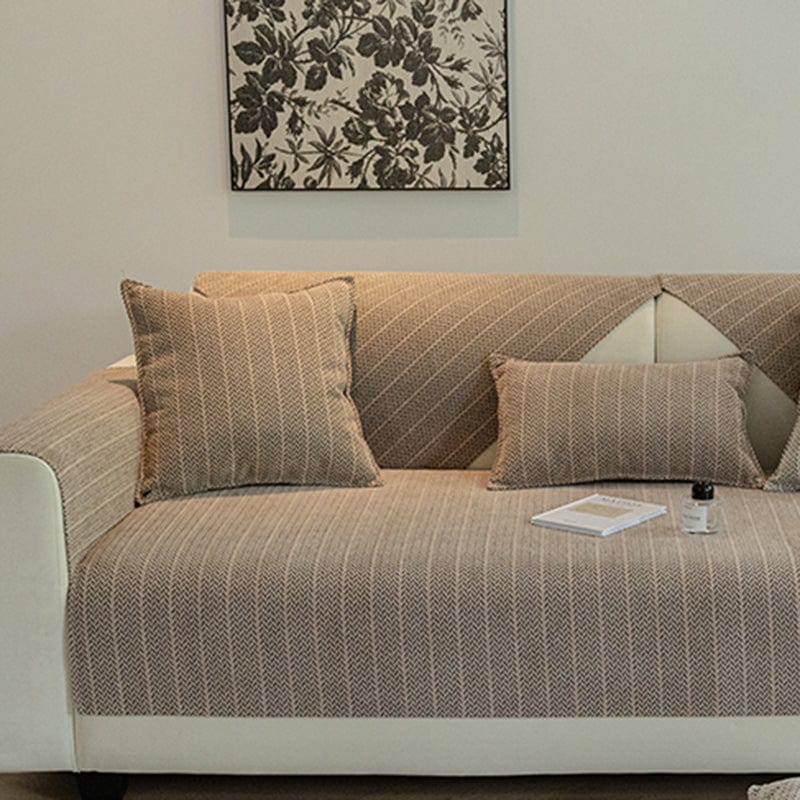 Housse de coussin EasyCover herringbone 45×45, à l'unité, Beige taupe arêtes, posée sur un canapé