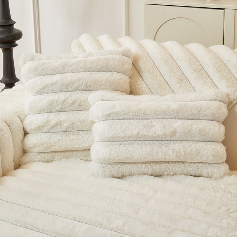 Housse de coussin EasyCover fausse fourrure 45×45, à l'unité, Blanc cassé bandes, posée sur un canapé