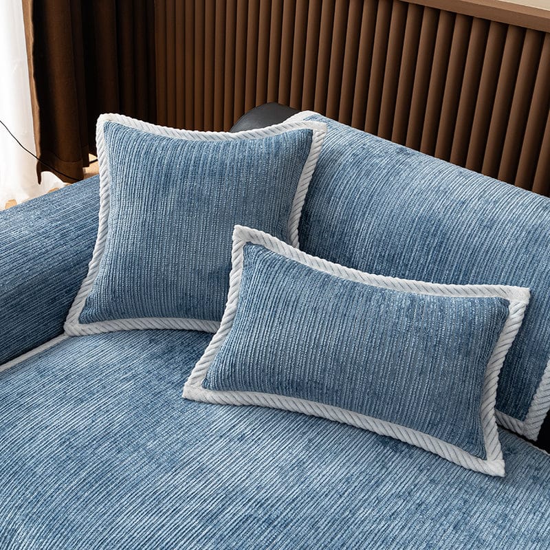 Housse de coussin EasyCover chenille côtelé 45×45, à l'unité, Bleu côtelé, posée sur un canapé