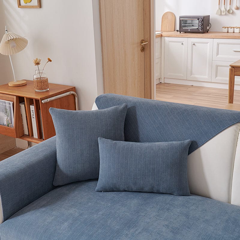 Housse de coussin EasyCover chenille 45×45, à l'unité, Bleu chenille, posée sur un canapé