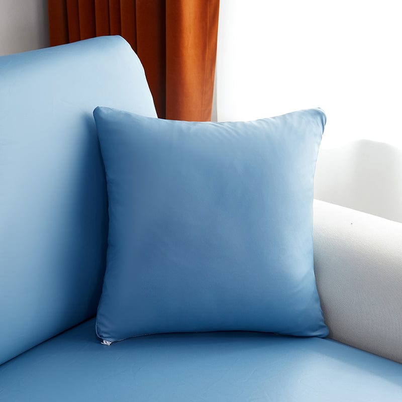 Housse de coussin en simili cuir 40×40, à l'unité, Bleu azur, posée sur un canapé