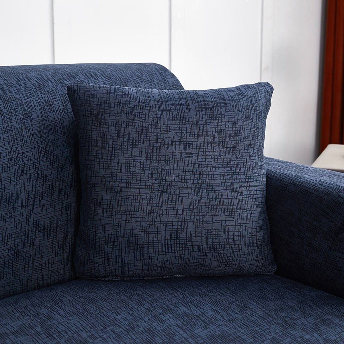 Housses de coussin extensibles 45×45, lot de 2, Bleu marine chiné, posée sur un canapé