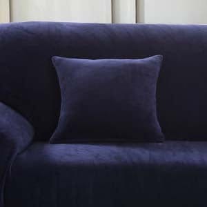Housses de coussin en velours 45×45, lot de 2, Bleu nuit, posée sur un canapé
