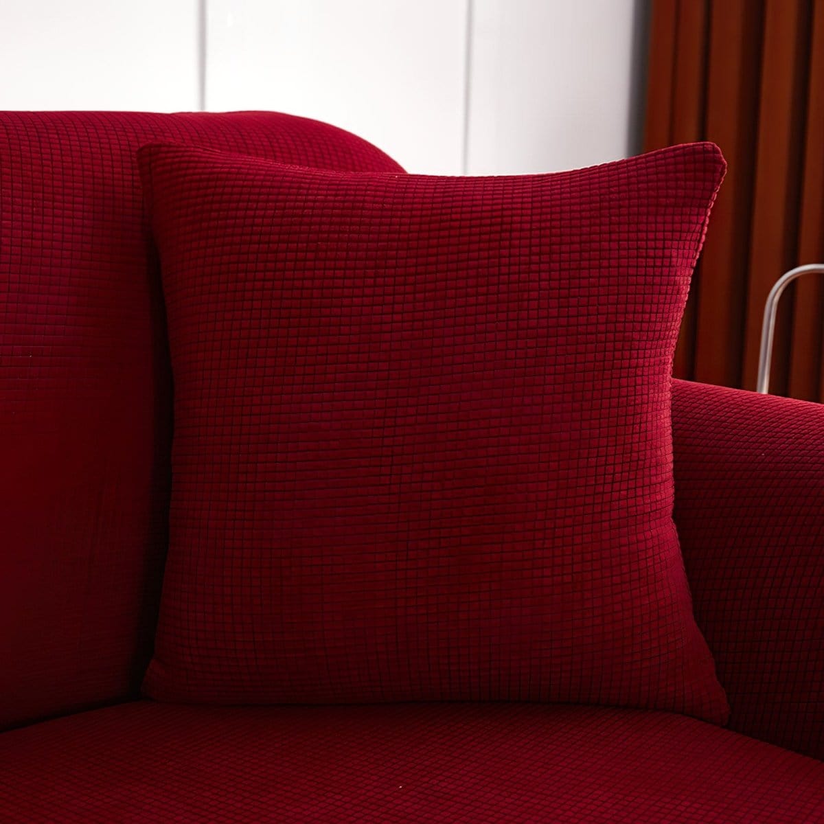 Housse de coussin déperlante 45×45, à l'unité, Bordeaux foncé, posée sur un canapé