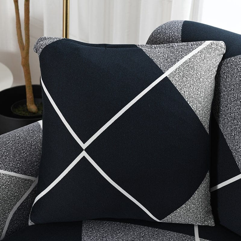 Housses de coussin déperlantes 45×45, lot de 2, Noir facettes graphiques, posée sur un canapé