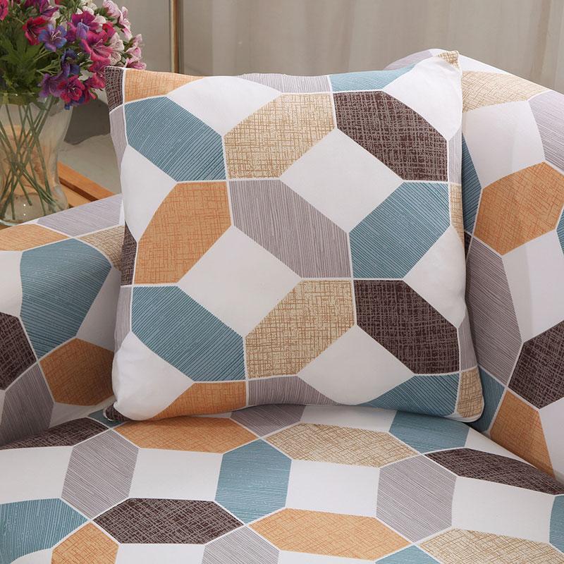 Housses de coussin extensibles 45×45, lot de 2, Géométrique terracotta et bleu, posée sur un canapé
