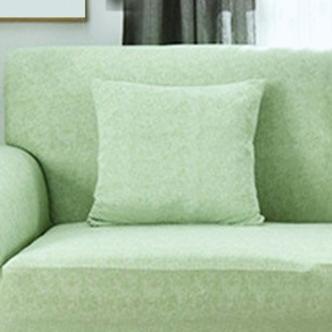 Housses de coussin extensibles 45×45, lot de 2, Vert amande chiné, posée sur un canapé