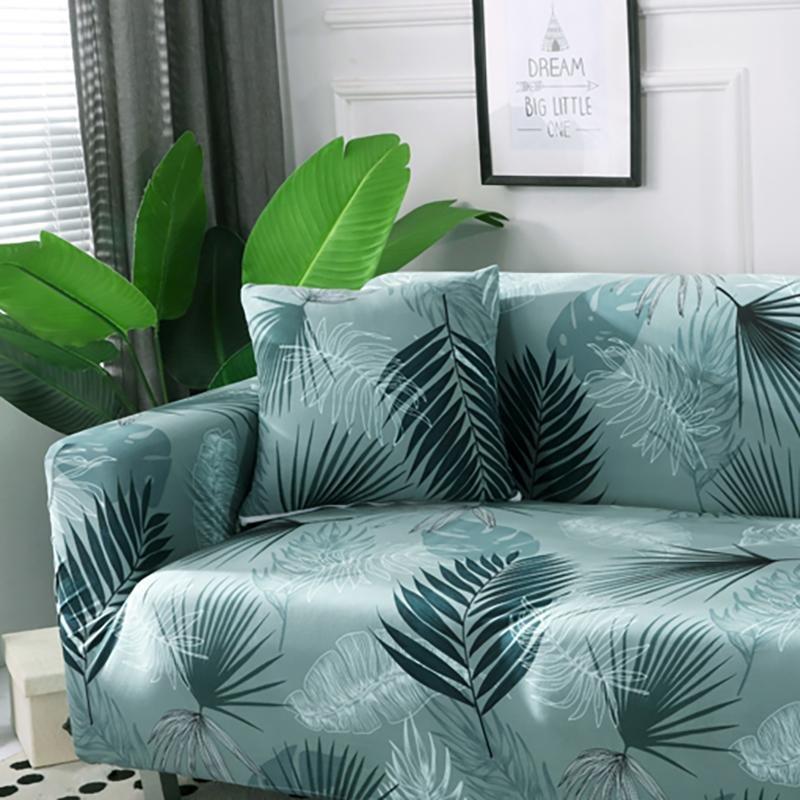 Housses de coussin extensibles 45×45, lot de 2, Vert palmes, posée sur un canapé