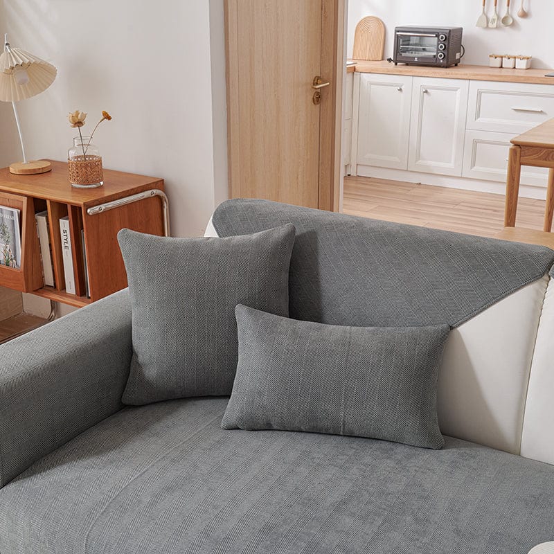 Housse de coussin EasyCover chenille 45×45, à l'unité, Gris, posée sur un canapé
