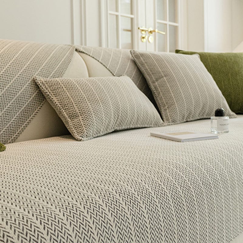 Housse de coussin EasyCover herringbone 45×45, à l'unité, Gris arêtes, posée sur un canapé