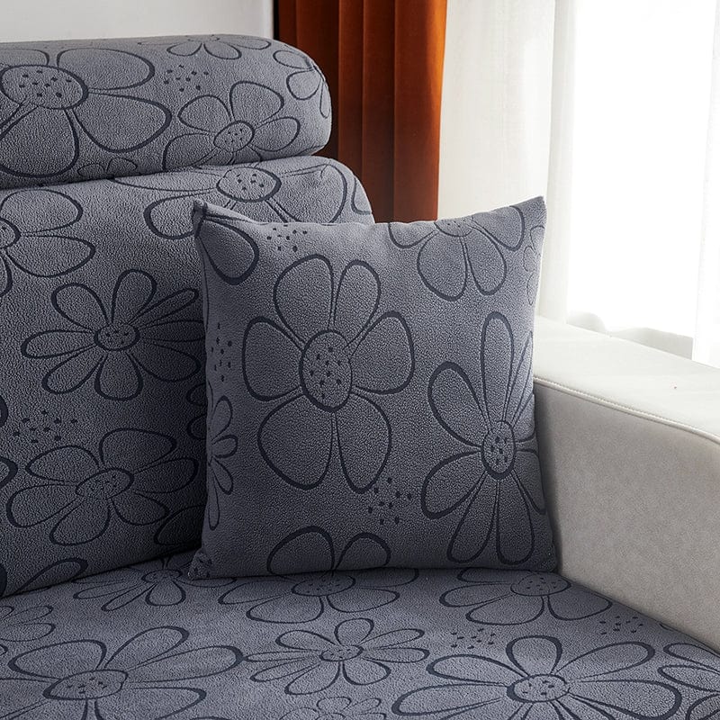 Housses de coussin polaires 45×45, lot de 2, Gris fleurs en relief, posée sur un canapé