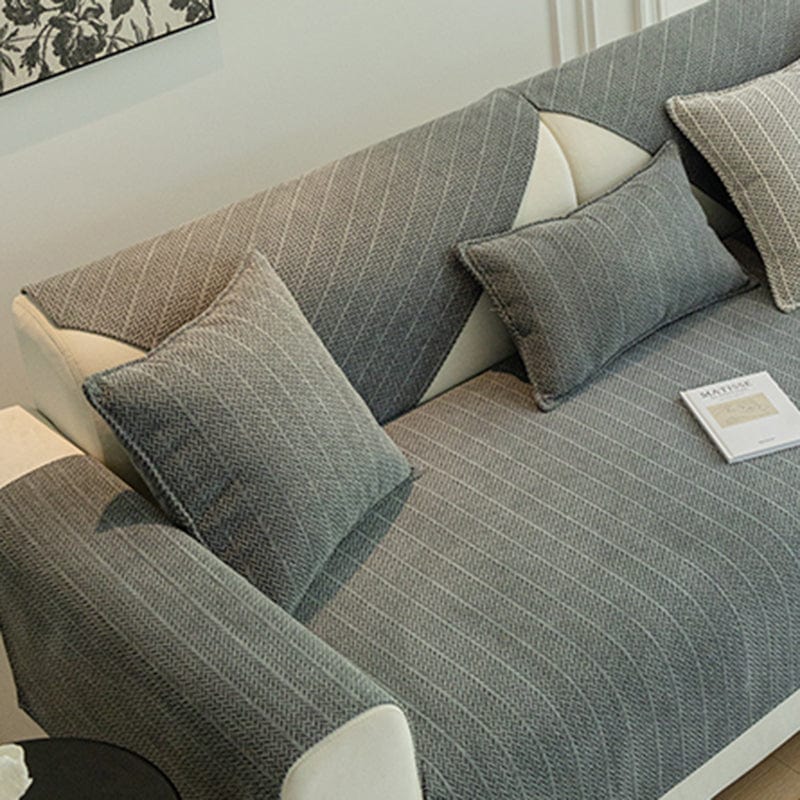 Housse de coussin EasyCover herringbone 45×45, à l'unité, Gris ardoise arêtes, posée sur un canapé