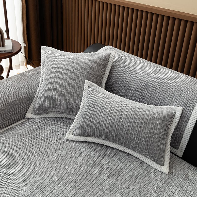 Housse de coussin EasyCover chenille côtelé 45×45, à l'unité, Gris clair côtelé, posée sur un canapé