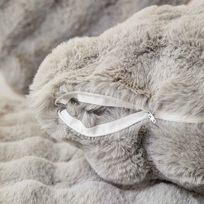 Housse coussin Gris clair - 1 pièce - Housses de coussin Luxe en Fausse Fourrure Molletonnée La Maison des Housses