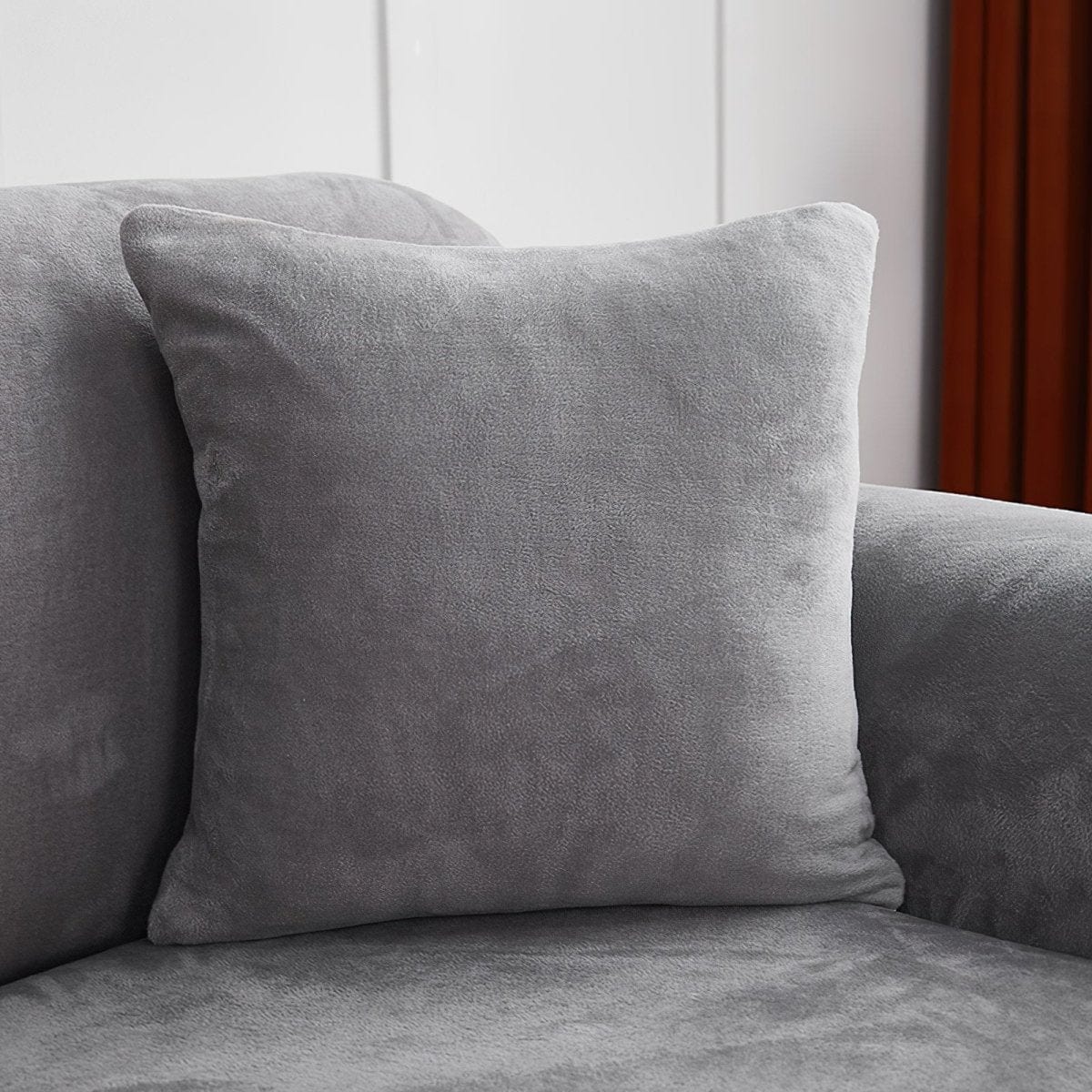 Housses de coussin en velours 45×45, lot de 2, Gris étain, posée sur un canapé