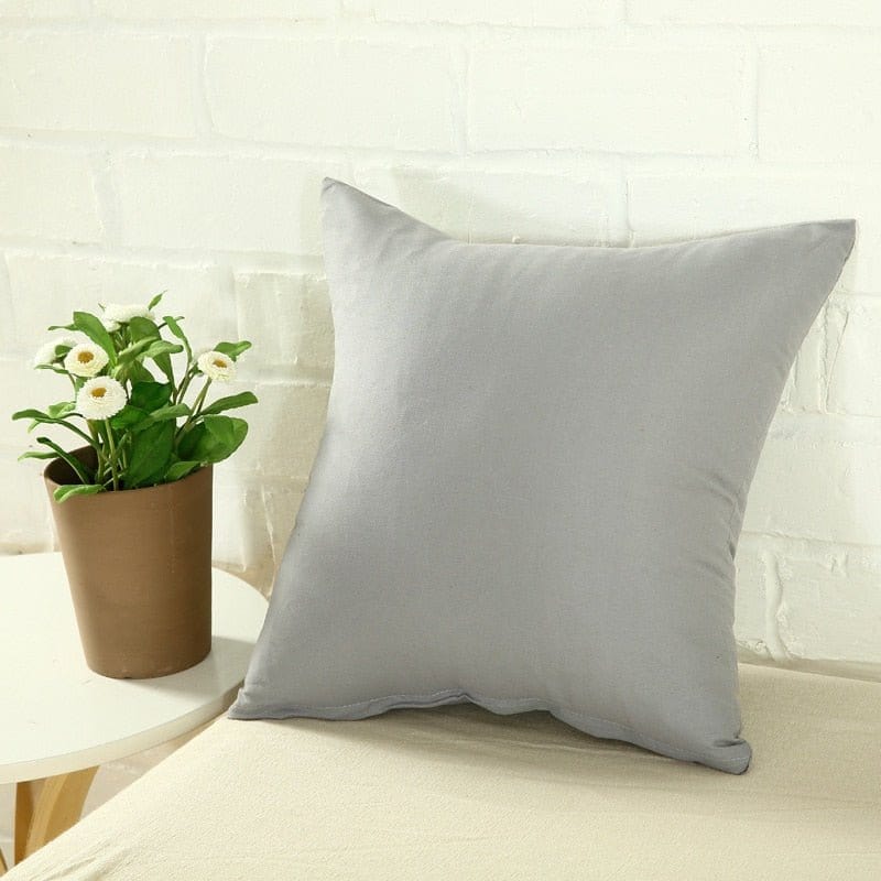 Housses de coussin extensibles 45×45, lot de 2, Gris clair, posée sur un canapé