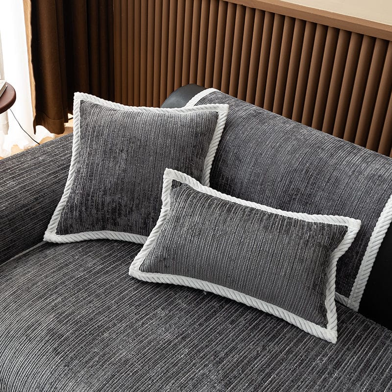 Housse de coussin EasyCover chenille côtelé 45×45, à l'unité, Gris foncé côtelé, posée sur un canapé
