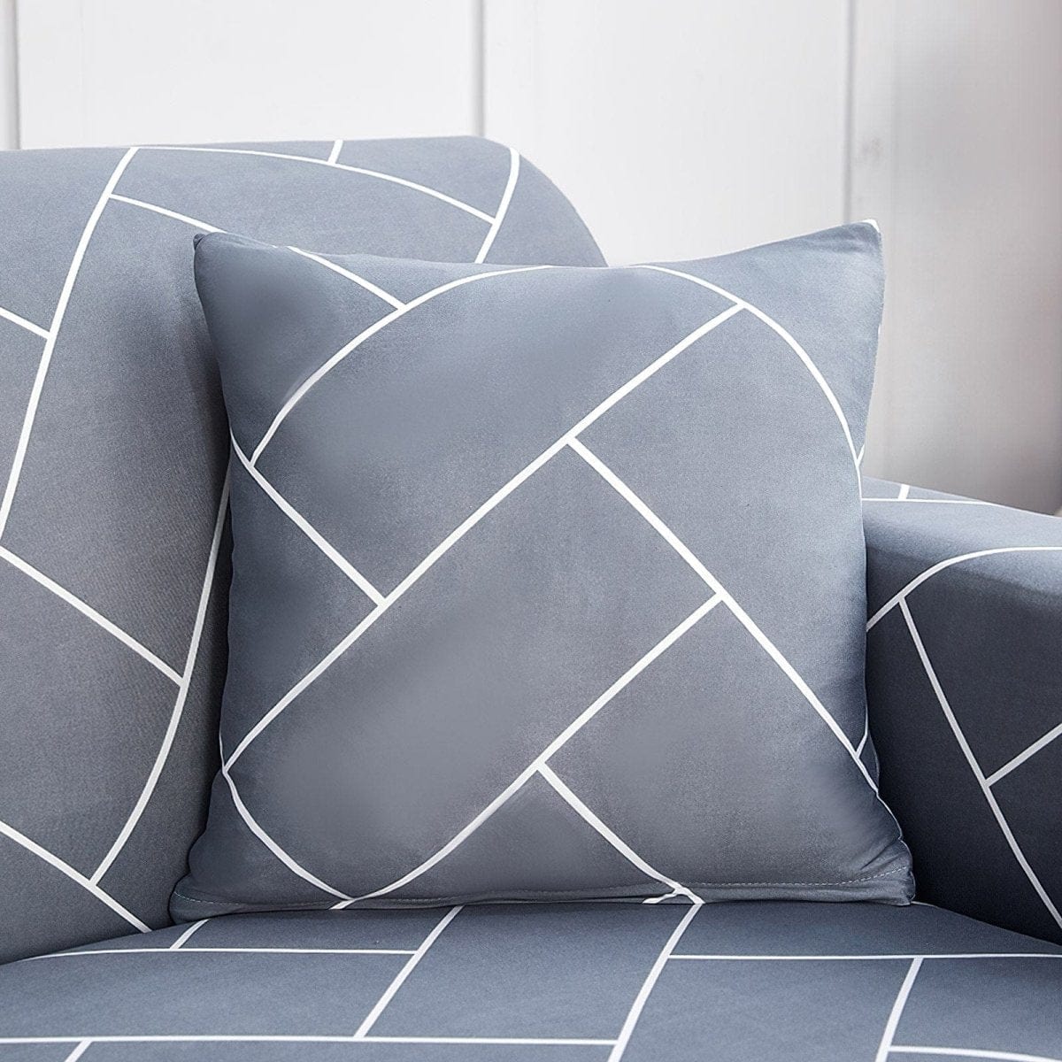 Housses de coussin extensibles 45×45, lot de 2, Gris chevrons, posée sur un canapé