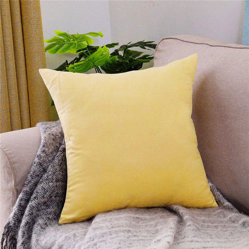 Housses de coussin extensibles 45×45, lot de 2, Jaune paille, posée sur un canapé