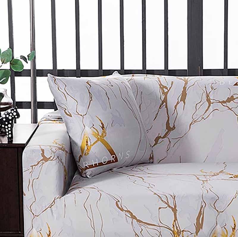Housses de coussin extensibles 45×45, lot de 2, Blanc marbré or, posée sur un canapé