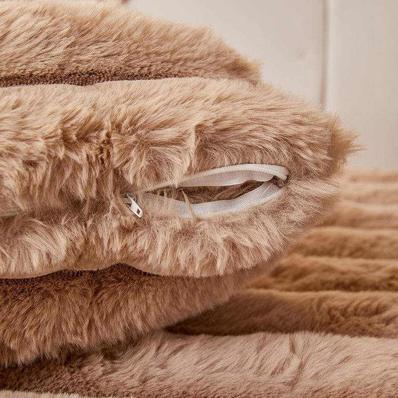 Housse de coussin EasyCover fausse fourrure 45×45, à l'unité, Marron bandes, posée sur un canapé — vue 2