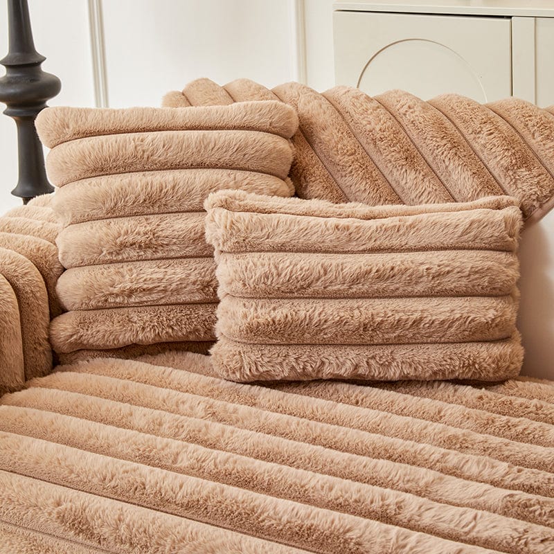Housse de coussin EasyCover fausse fourrure 45×45, à l'unité, Marron bandes, posée sur un canapé