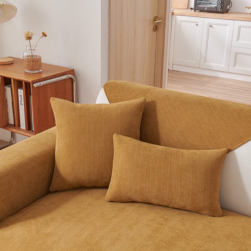 Housse de coussin EasyCover chenille 45×45, à l'unité, Camel, posée sur un canapé