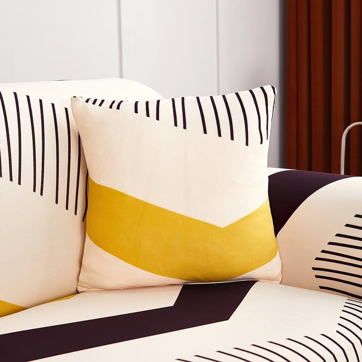 Housses de coussin extensibles 45×45, lot de 2, Écru chevrons jaunes, posée sur un canapé
