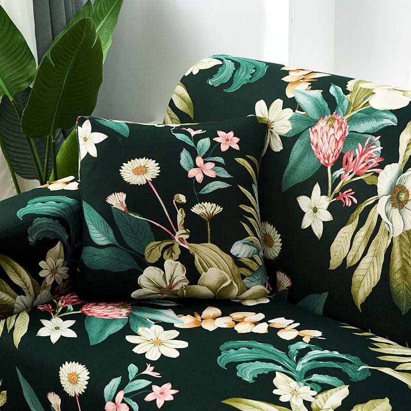 Housses de coussin extensibles 45×45, lot de 2, Noir floral tropical, posée sur un canapé