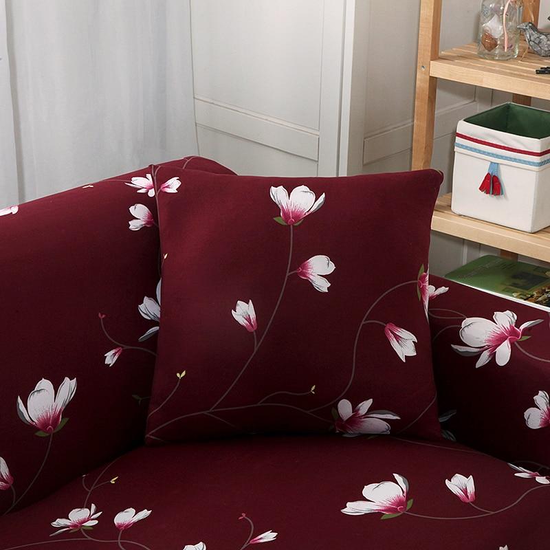 Housse de coussin extensible 45×45, à l'unité, Bordeaux fleuri, posée sur un canapé
