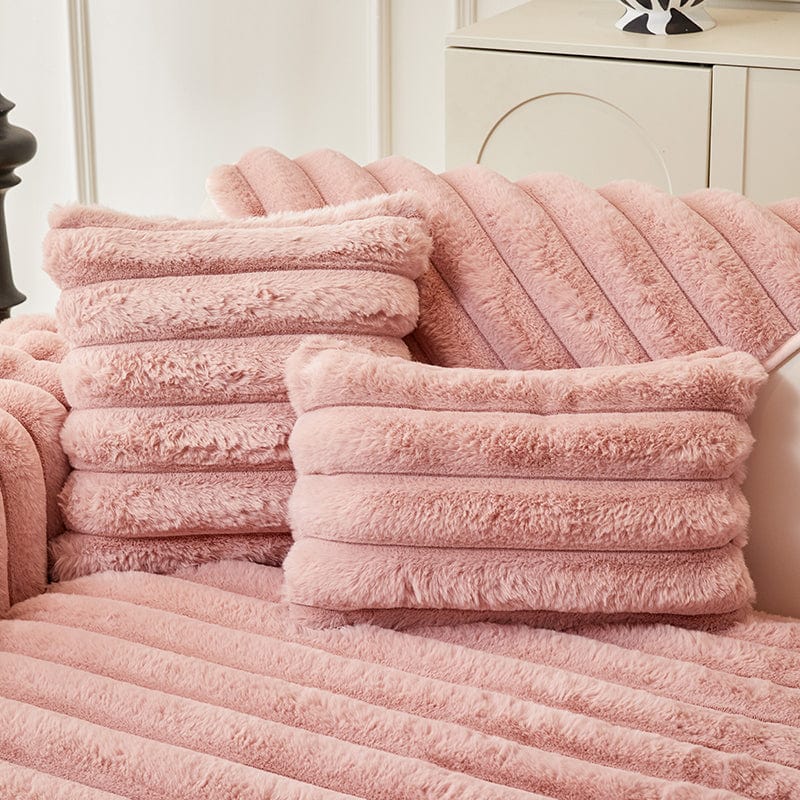 Housse de coussin EasyCover fausse fourrure 45×45, à l'unité, Rose bandes, posée sur un canapé