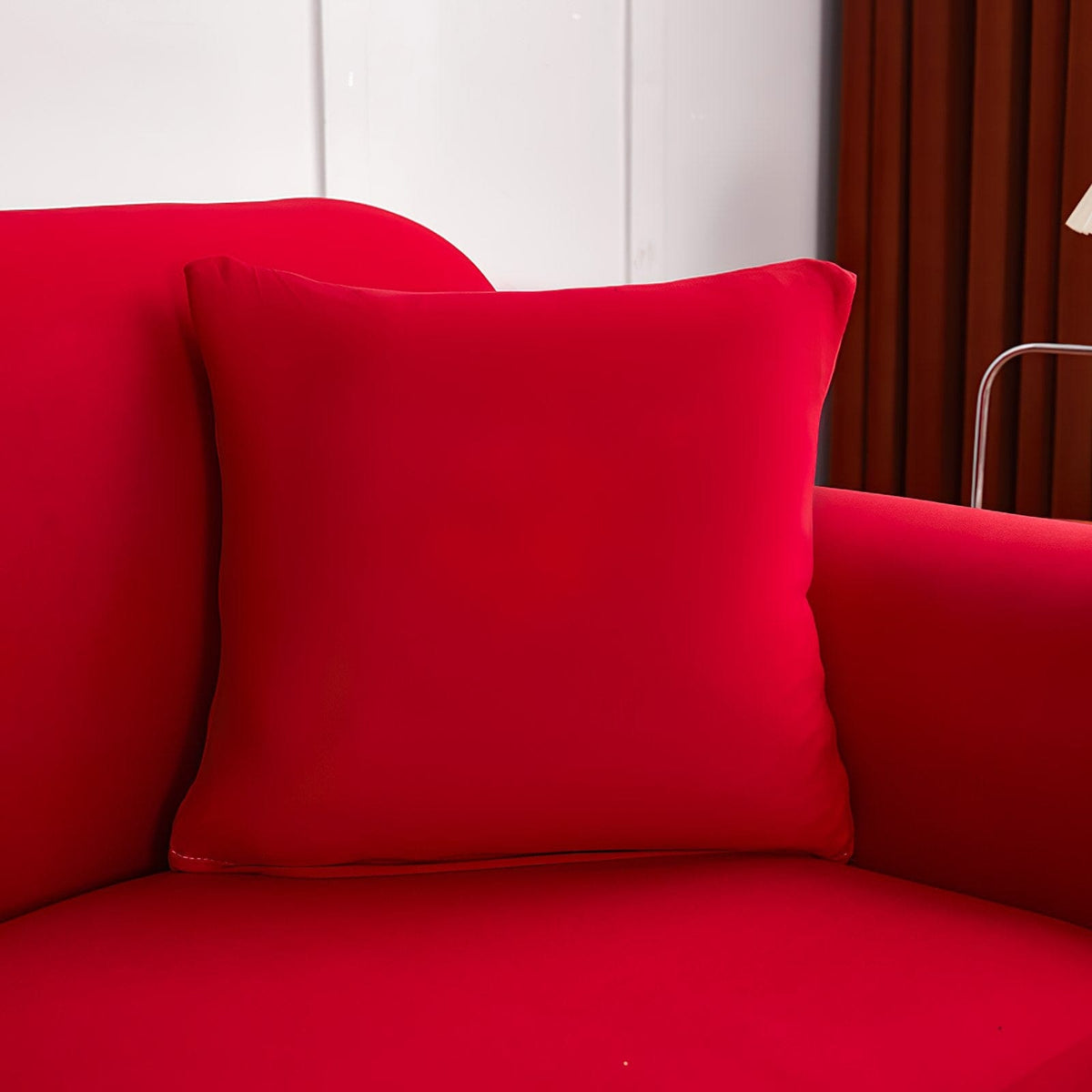Housses de coussin extensibles 45×45, lot de 2, Rouge, posée sur un canapé