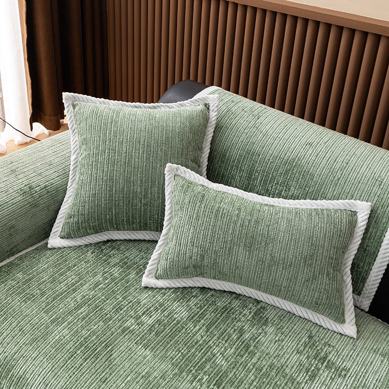 Housse de coussin EasyCover chenille côtelé 45×45, à l'unité, Vert côtelé, posée sur un canapé